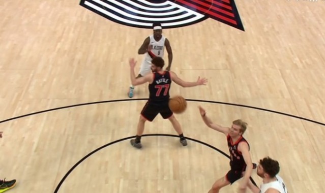 轻松写意！霍勒迪弧顶潇洒妙传助攻克林根顺下暴扣